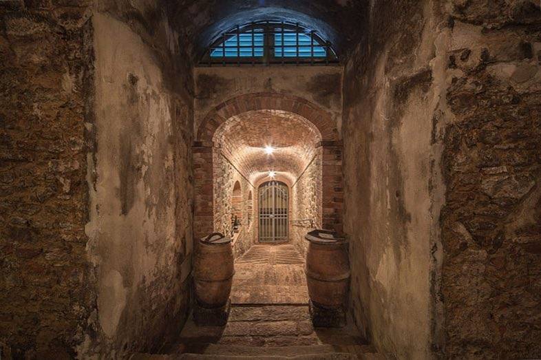 Cammina nel sottosuolo di Villa Barberino per scoprire un mondo perduto  Nella nostra cantina sono custodite oltre 4000 bottiglie di 850 diverse etichette tra le migliori della Toscana  •
•
•