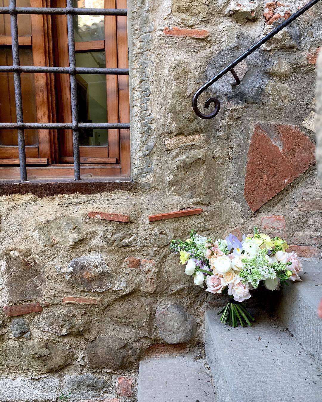 Lungo i viottoli di Villa Barberino è possibile imbattersi in delicati fiori  Ph by @flowergirldiary ️ •
•
•
•